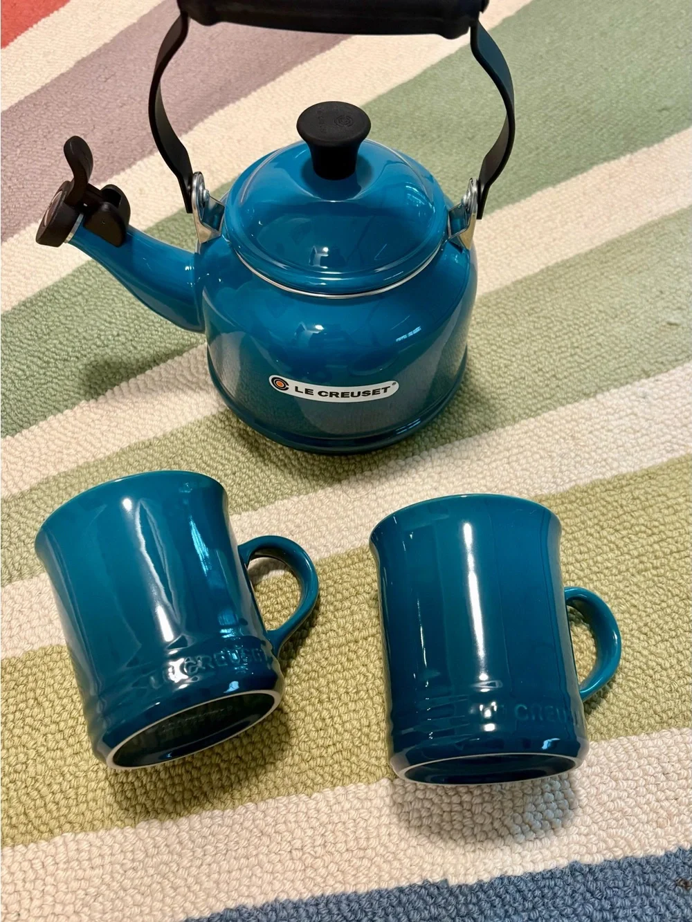 Le Creuset Demi Kettle & 2 Stoneware Mugs Set in Deep Teal